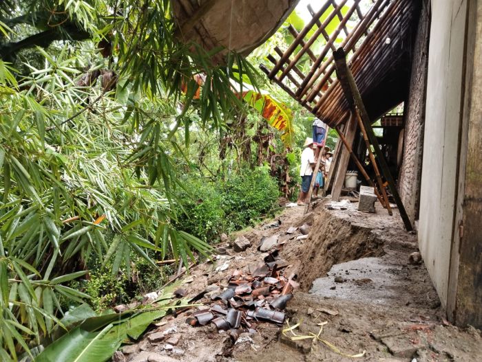 Tanah longsor terjadi di berbagai wilayah Kadus di Desa KalirejO 01