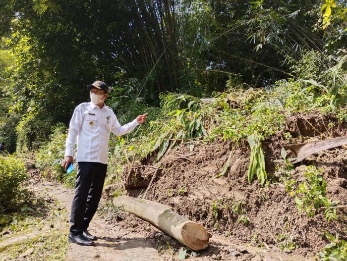 Warga Kerja Bakti membersihkan material tanah longsor 01