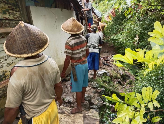 Warga Kerja Bakti membersihkan material tanah longsor 02