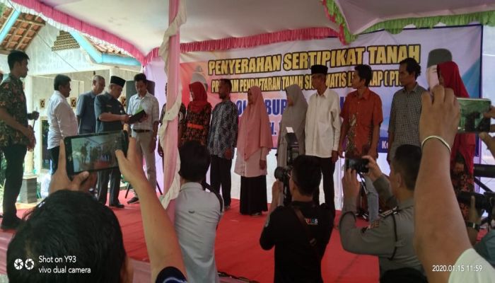 PENYERAHAN SERTIFIKAT TANAH MASAL OLEH BUPATI KEBUMEN 01