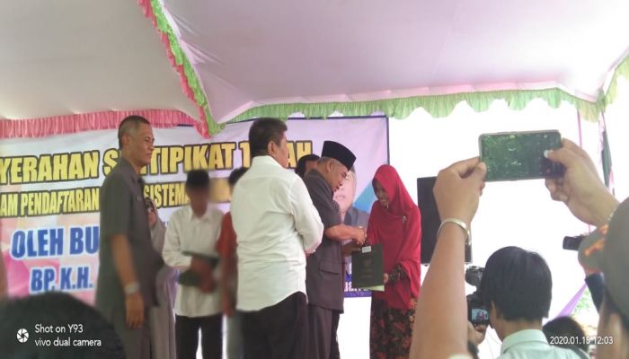 PENYERAHAN SERTIFIKAT TANAH MASAL OLEH BUPATI KEBUMEN 03