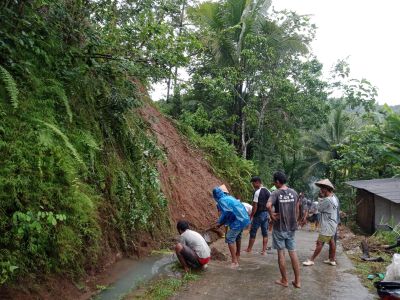 Warga Kerja Bakti membersihkan material tanah longsor